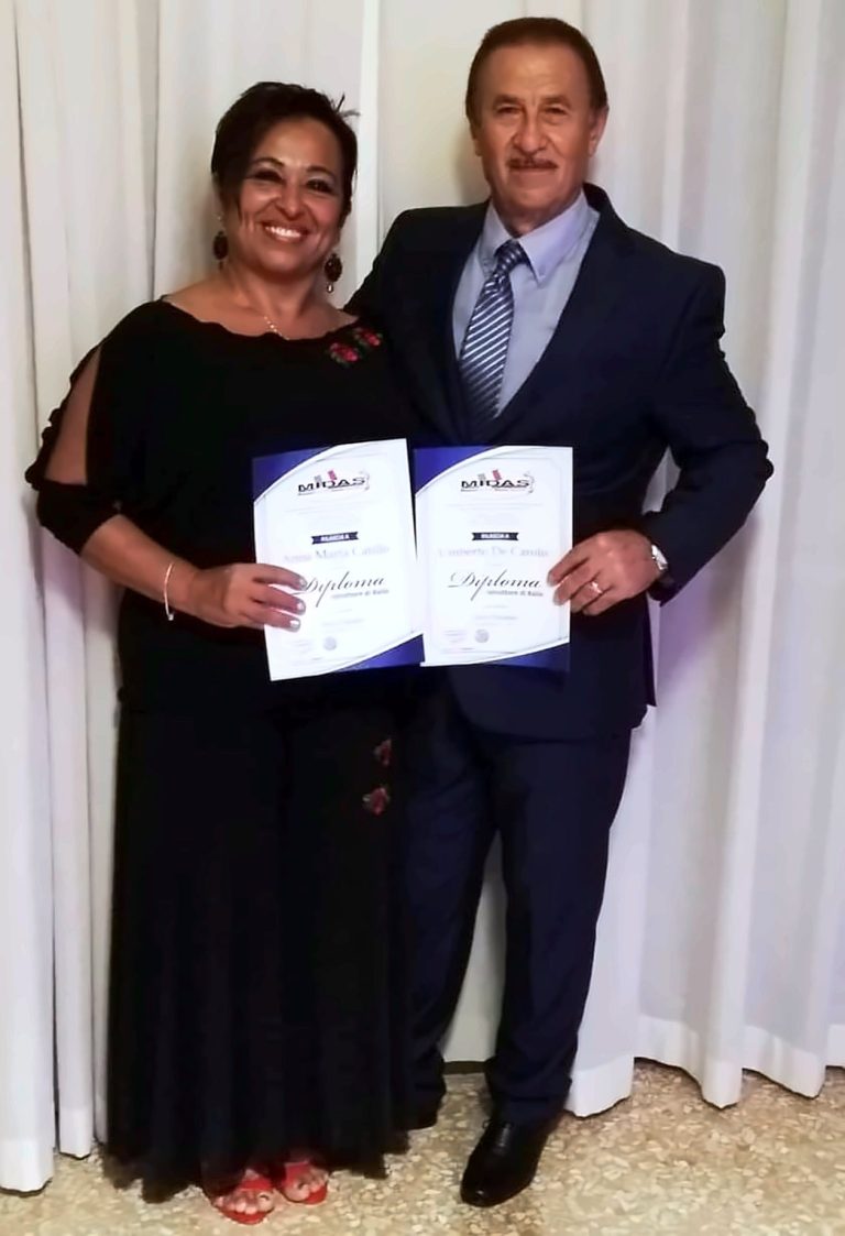 Umberto e Anna Maria mostrano i loro diplomi di istruttore di ballo