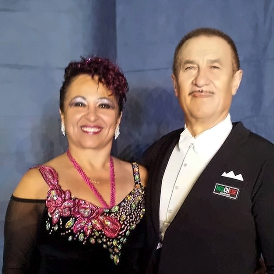 Umberto e Anna Maria sorridenti, in abito da gara